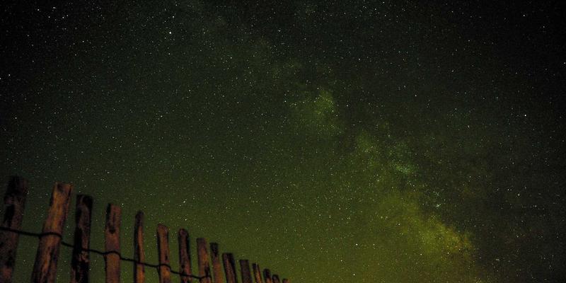 宝宝户外穿衣指南：如何为婴儿选购防风防水又透气的运动服装？